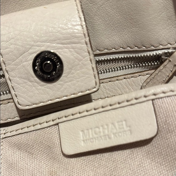 Michael Kors White Shoulder Bag with Textured Leather - Picture 4 of 5